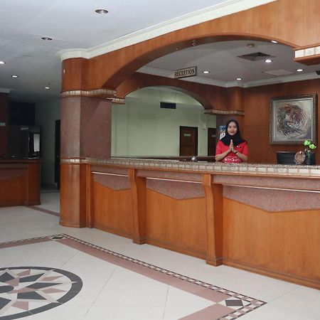 Oyo 742 Mona Plaza Hotel Pekanbaru Dış mekan fotoğraf