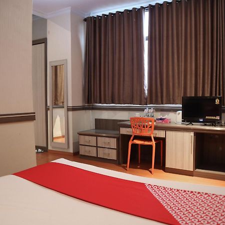 Oyo 742 Mona Plaza Hotel Pekanbaru Dış mekan fotoğraf