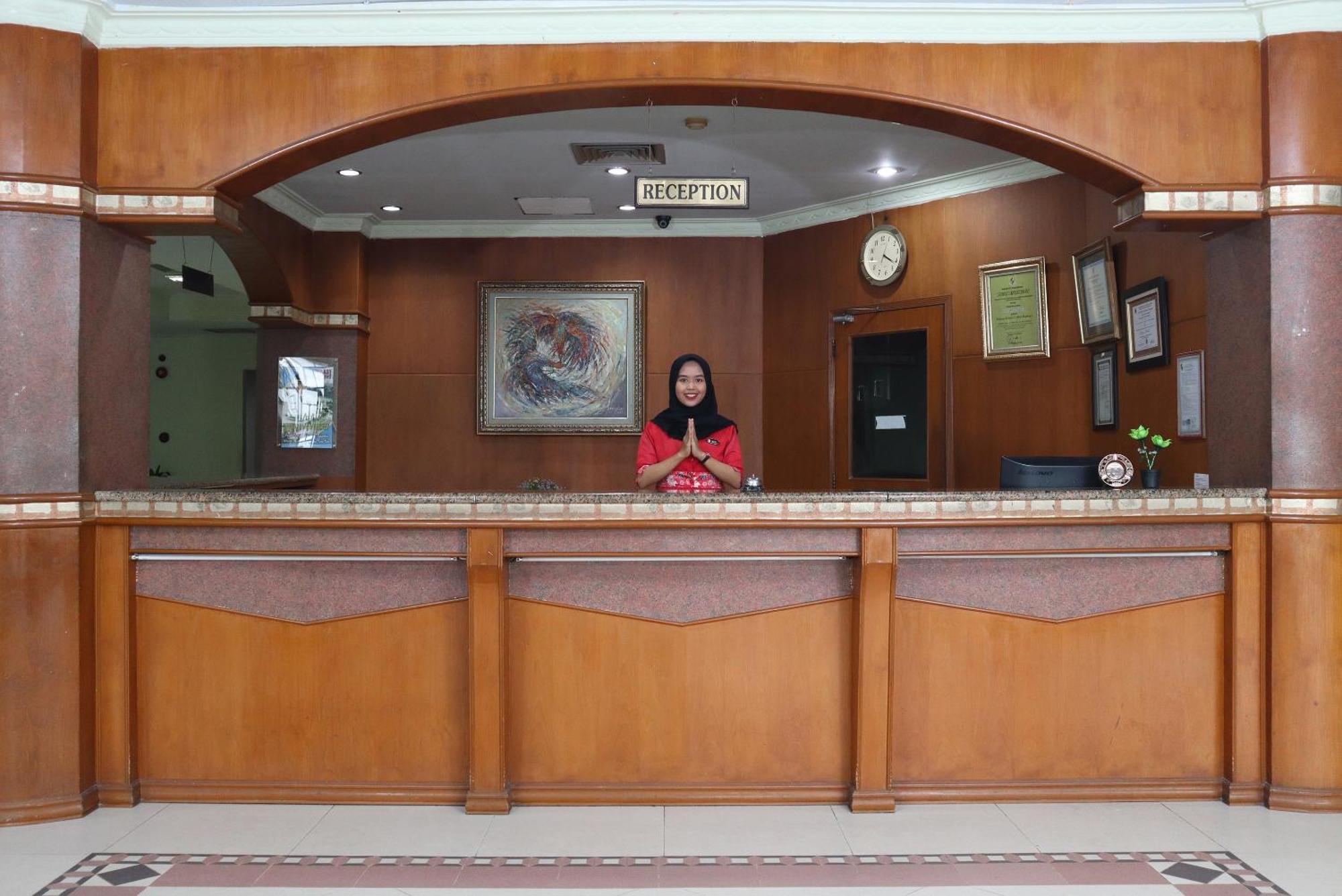 Oyo 742 Mona Plaza Hotel Pekanbaru Dış mekan fotoğraf